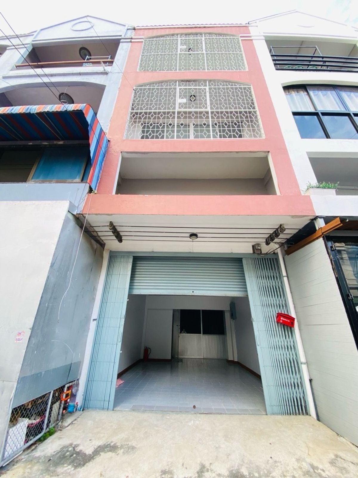 ขายทาวน์โฮมนนทบุรี บางใหญ่ บางบัวทอง : ขายตึกแถว 4.5 ชั้น รีโนเวทใหม่ พร้อมอยู่ ซอยบางกร่าง 50 นนทบุรี
เดินทางสะดวก เข้าซอยเพียง 50 เมตร ทำเลดีมาก เหมาะทั้งอยู่อาศัยและทำธุรกิจ