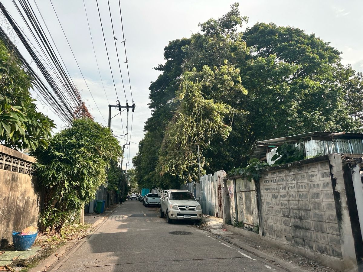For SaleLandRama9, Petchburi, RCA : Land for sale in Rama 9 Soi 41 Siri Thaworn, only 220 meters away from The Nine