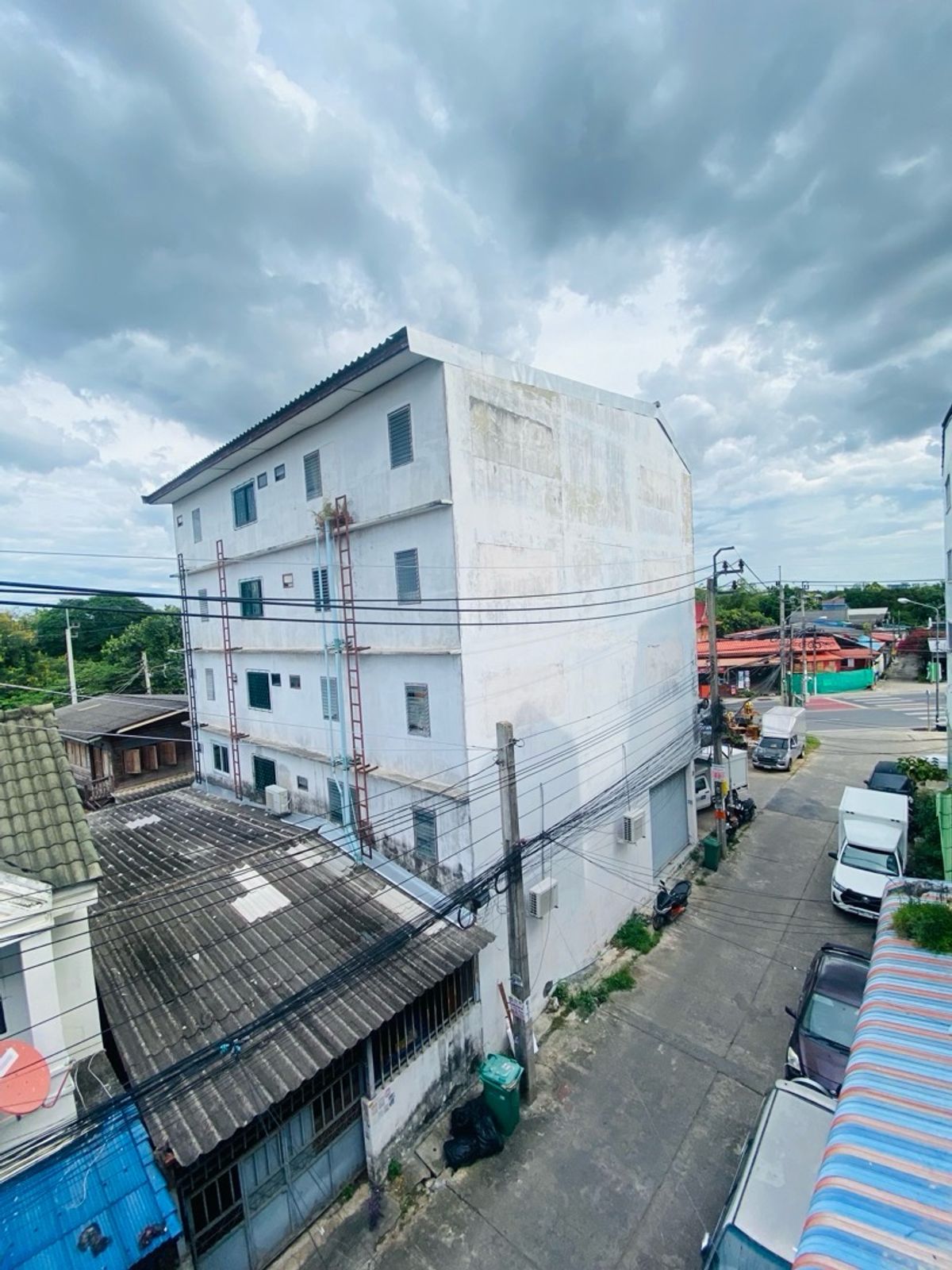 ขายทาวน์โฮมนนทบุรี บางใหญ่ บางบัวทอง : ตึก 4.5 ชั้น ซอยบางกร่าง50 นนทบุรีเดินทางสะดวก เข้าซอยเพียง 50 เมตร ทำเลดีมาก เหมาะทั้งอยู่อาศัยและทำธุรกิจ