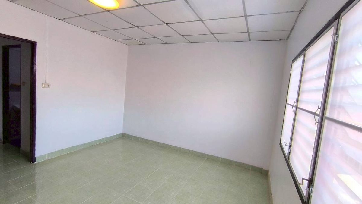 For SaleTownhomePathum Thani,Rangsit, Thammasat : Selling a new renovated townhouse, cheap price Liab Khlong Sam Road, Khlong Sam Subdistrict, Khlong Luang District, Pathum Thani, near Sarasas Witaed School, Khlong Luang Near Dhammakaya Temple