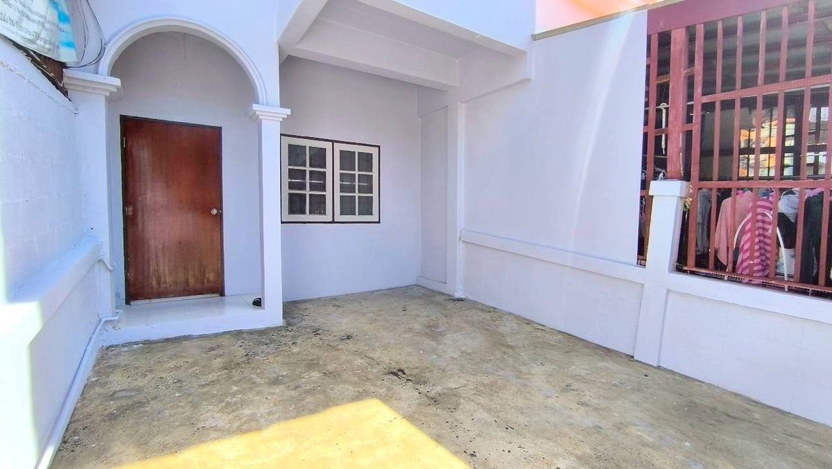 For SaleTownhomePathum Thani,Rangsit, Thammasat : Selling a new renovated townhouse, cheap price Liab Khlong Sam Road, Khlong Sam Subdistrict, Khlong Luang District, Pathum Thani, near Sarasas Witaed School, Khlong Luang Near Dhammakaya Temple