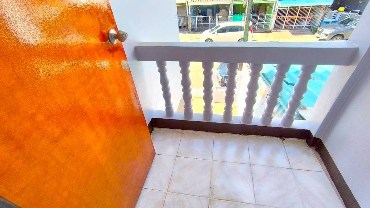 For SaleTownhomePathum Thani,Rangsit, Thammasat : Selling a new renovated townhouse, cheap price Liab Khlong Sam Road, Khlong Sam Subdistrict, Khlong Luang District, Pathum Thani, near Sarasas Witaed School, Khlong Luang Near Dhammakaya Temple