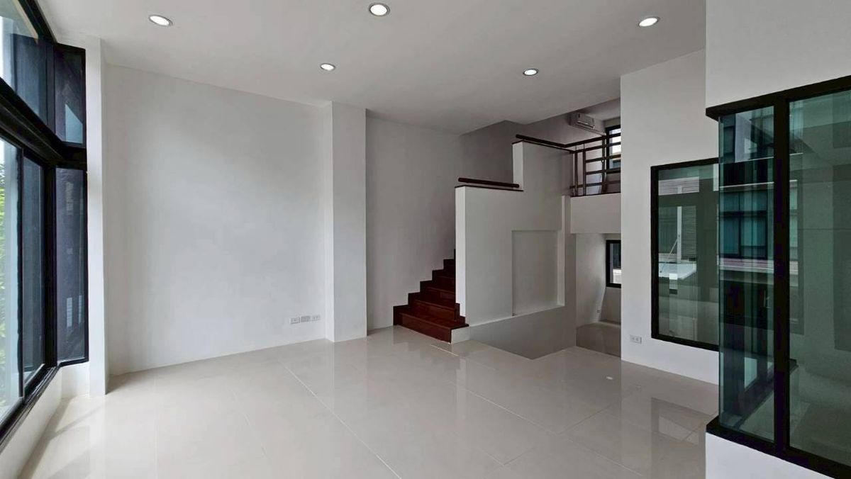 ขายโฮมออฟฟิศเลียบทางด่วนรามอินทรา : ขายโฮมออฟฟิศ 4 ชั้น เดอะ ฮาบิแทท ศรีวรา ทาวน์อินทาวน์ 25 ตร.วา พื้นที่ใช้สอย 300 ตร.ม. 4 ห้องนอน 4 ห้องน้ำ ขาย 13.75 ลบ.*