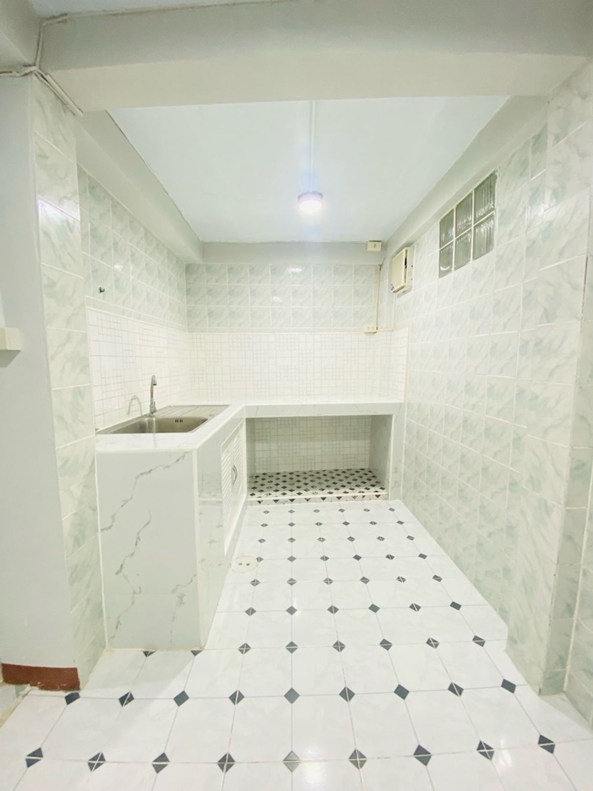 ขายทาวน์โฮมนนทบุรี บางใหญ่ บางบัวทอง : ตึก 4.5 ชั้น ซอยบางกร่าง50 นนทบุรีเดินทางสะดวก เข้าซอยเพียง 50 เมตร ทำเลดีมาก เหมาะทั้งอยู่อาศัยและทำธุรกิจ