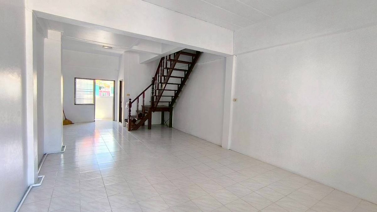 For SaleTownhomePathum Thani,Rangsit, Thammasat : Selling a new renovated townhouse, cheap price Liab Khlong Sam Road, Khlong Sam Subdistrict, Khlong Luang District, Pathum Thani, near Sarasas Witaed School, Khlong Luang Near Dhammakaya Temple