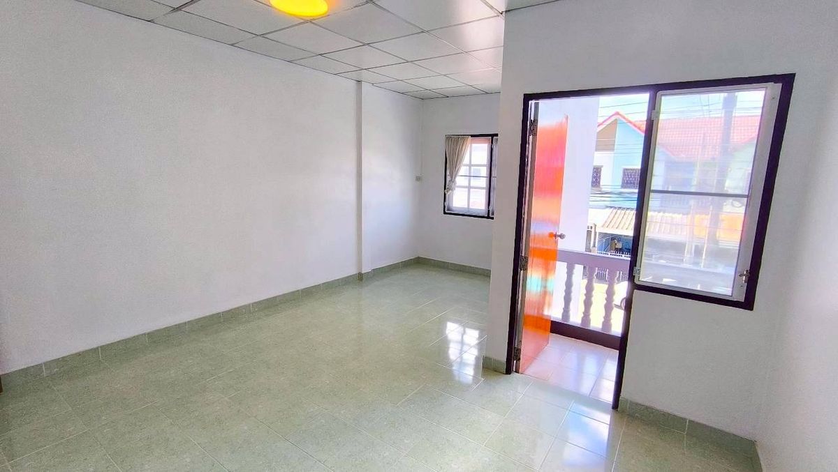 For SaleTownhomePathum Thani,Rangsit, Thammasat : Selling a new renovated townhouse, cheap price Liab Khlong Sam Road, Khlong Sam Subdistrict, Khlong Luang District, Pathum Thani, near Sarasas Witaed School, Khlong Luang Near Dhammakaya Temple