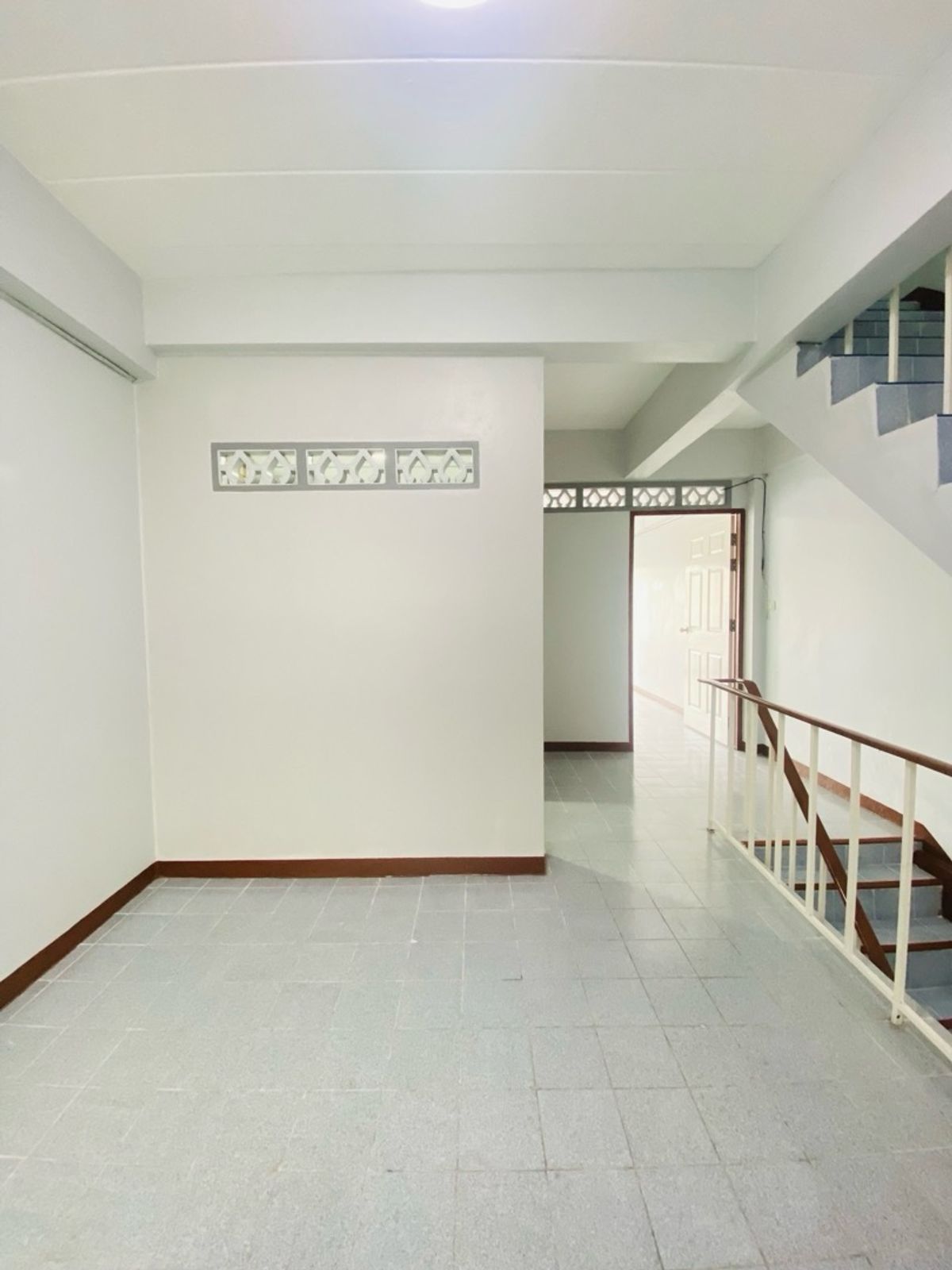 ขายทาวน์โฮมนนทบุรี บางใหญ่ บางบัวทอง : ตึก 4.5 ชั้น ซอยบางกร่าง50 นนทบุรีเดินทางสะดวก เข้าซอยเพียง 50 เมตร ทำเลดีมาก เหมาะทั้งอยู่อาศัยและทำธุรกิจ