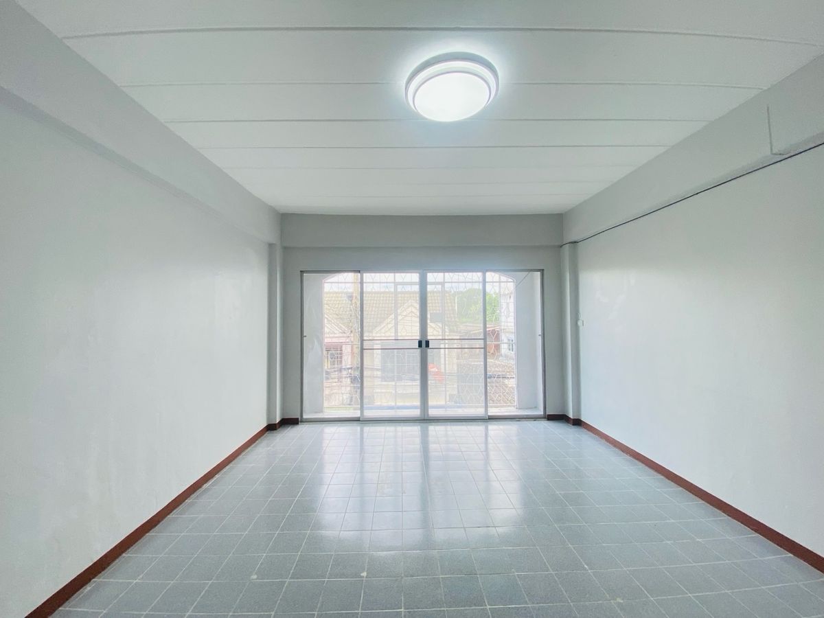 ขายทาวน์โฮมนนทบุรี บางใหญ่ บางบัวทอง : ตึก 4.5 ชั้น ซอยบางกร่าง50 นนทบุรีเดินทางสะดวก เข้าซอยเพียง 50 เมตร ทำเลดีมาก เหมาะทั้งอยู่อาศัยและทำธุรกิจ