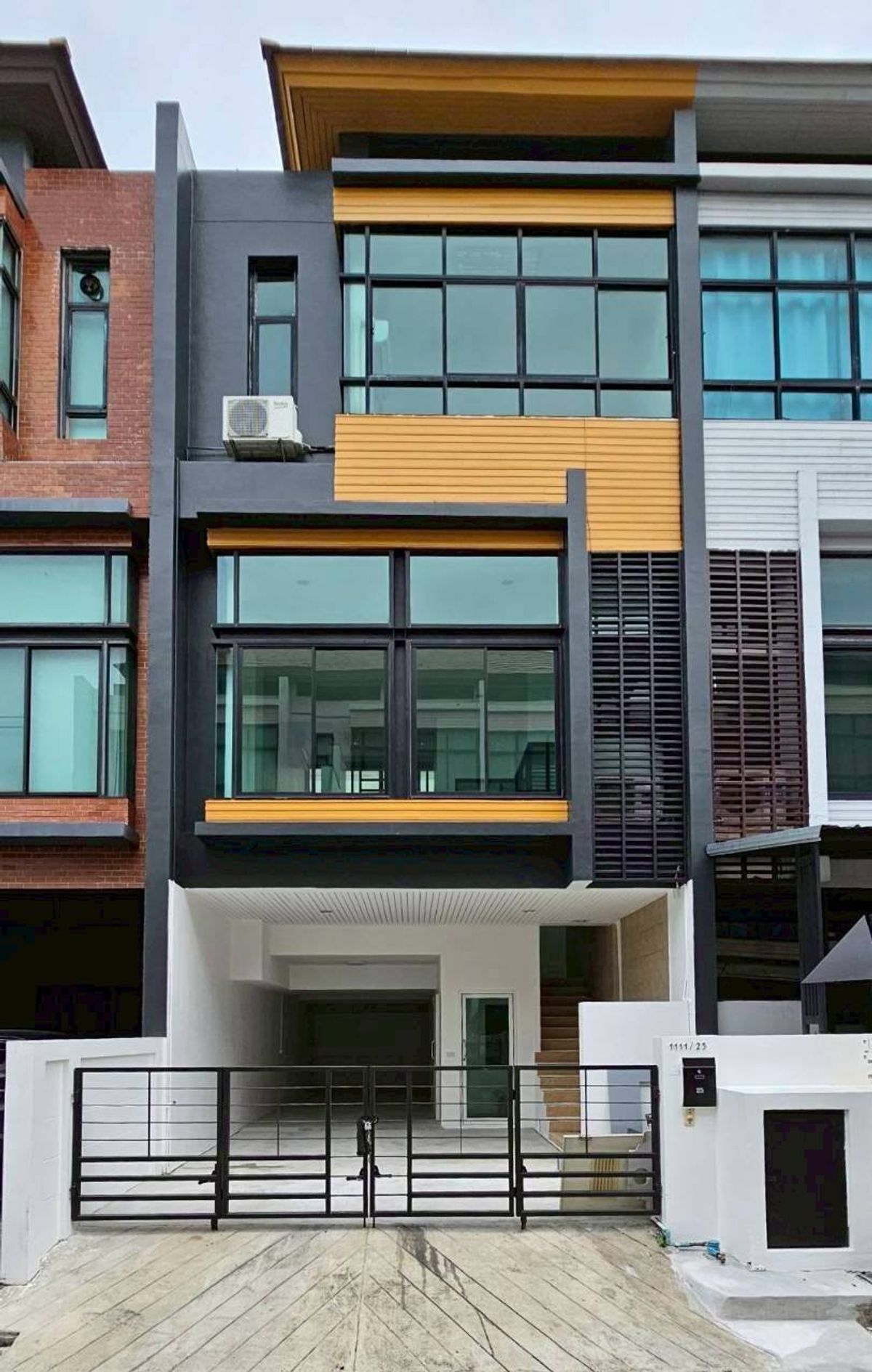 For SaleHome OfficeYothinpattana,CDC : 4 -storey home office for sale, The Habi Tatha Sriwara Town, 25 sq.w., 300 sq.m., 4 bedrooms, 4 bathrooms, selling 13.75 MB.*
