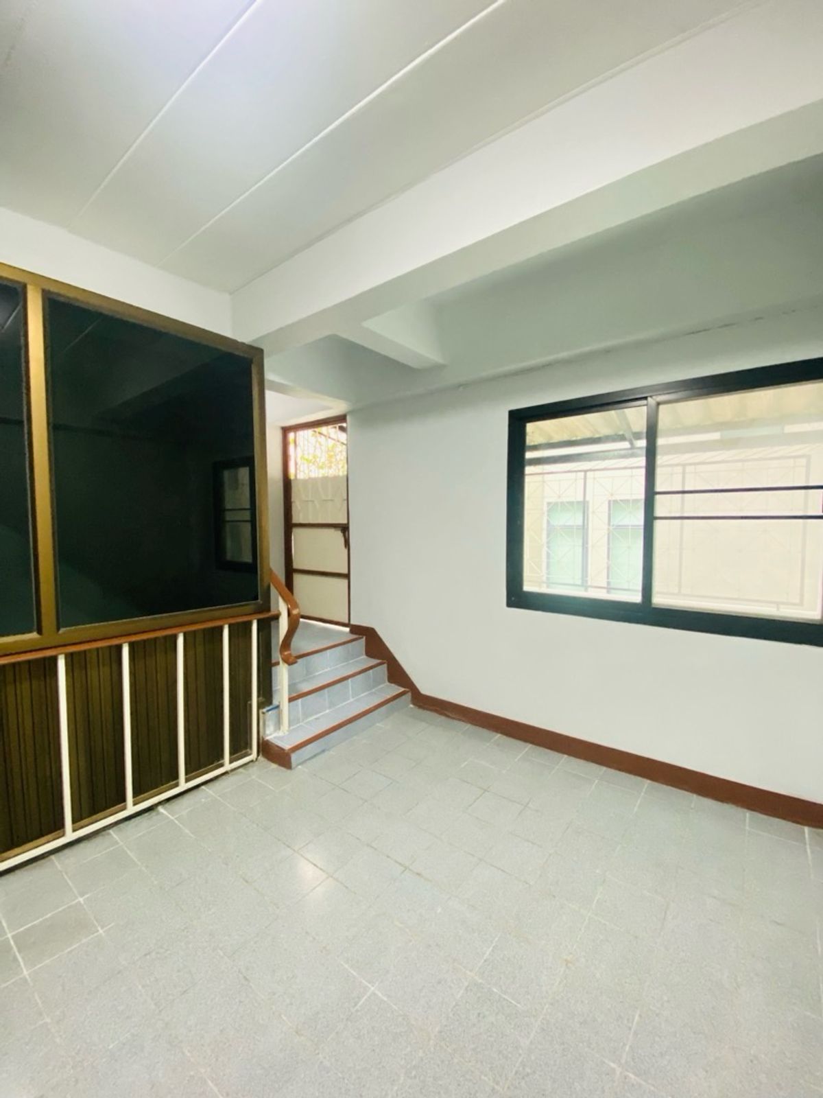 ขายทาวน์โฮมนนทบุรี บางใหญ่ บางบัวทอง : ตึก 4.5 ชั้น ซอยบางกร่าง50 นนทบุรีเดินทางสะดวก เข้าซอยเพียง 50 เมตร ทำเลดีมาก เหมาะทั้งอยู่อาศัยและทำธุรกิจ