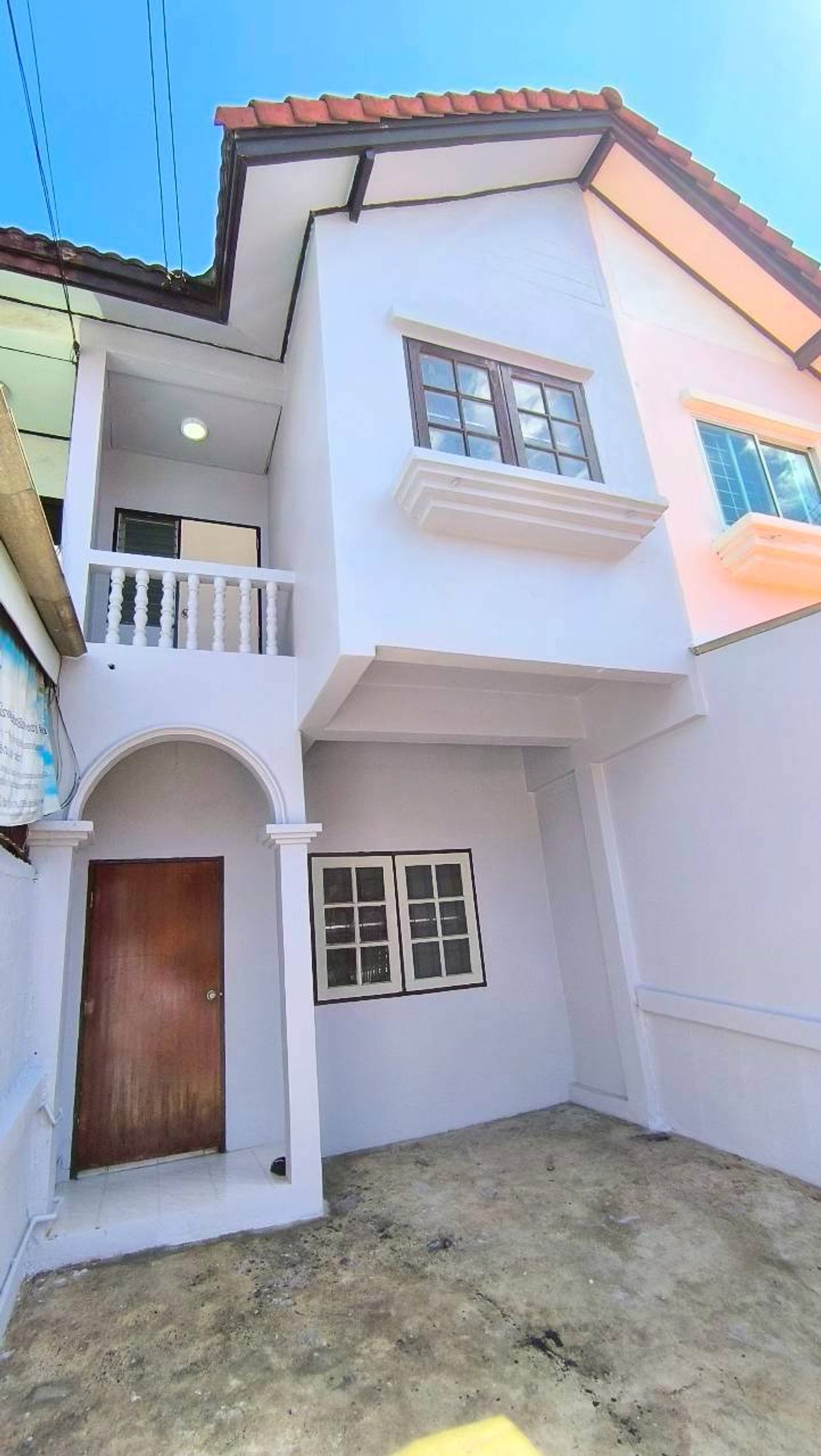 For SaleTownhomePathum Thani,Rangsit, Thammasat : Selling a new renovated townhouse, cheap price Liab Khlong Sam Road, Khlong Sam Subdistrict, Khlong Luang District, Pathum Thani, near Sarasas Witaed School, Khlong Luang Near Dhammakaya Temple