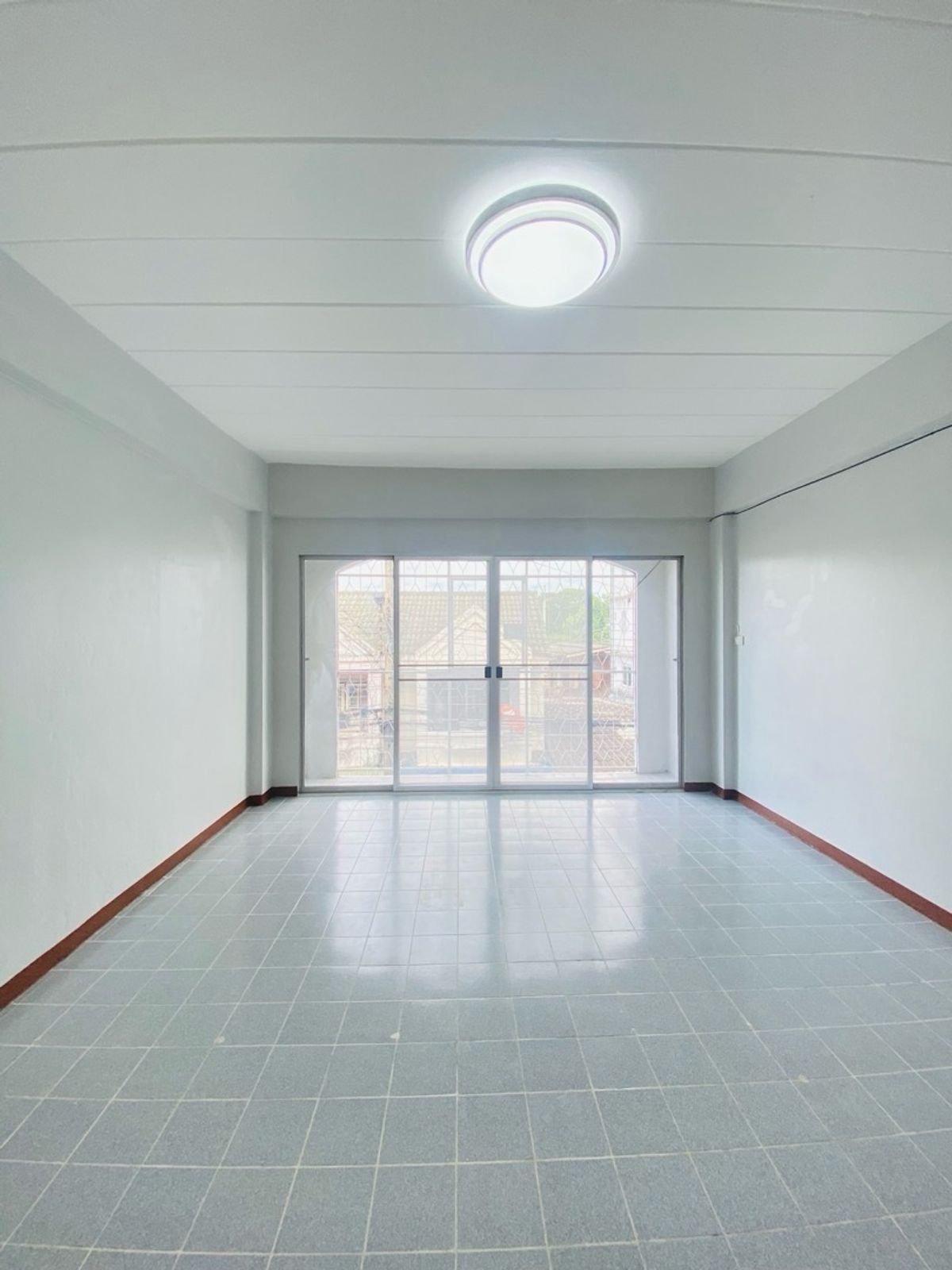 ขายทาวน์โฮมนนทบุรี บางใหญ่ บางบัวทอง : ตึก 4.5 ชั้น ซอยบางกร่าง50 นนทบุรีเดินทางสะดวก เข้าซอยเพียง 50 เมตร ทำเลดีมาก เหมาะทั้งอยู่อาศัยและทำธุรกิจ