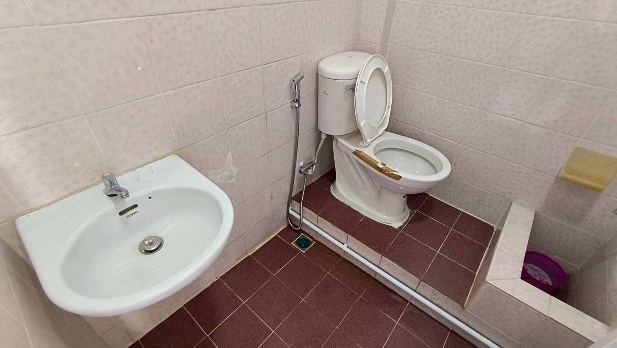 For SaleTownhomePathum Thani,Rangsit, Thammasat : Selling a new renovated townhouse, cheap price Liab Khlong Sam Road, Khlong Sam Subdistrict, Khlong Luang District, Pathum Thani, near Sarasas Witaed School, Khlong Luang Near Dhammakaya Temple