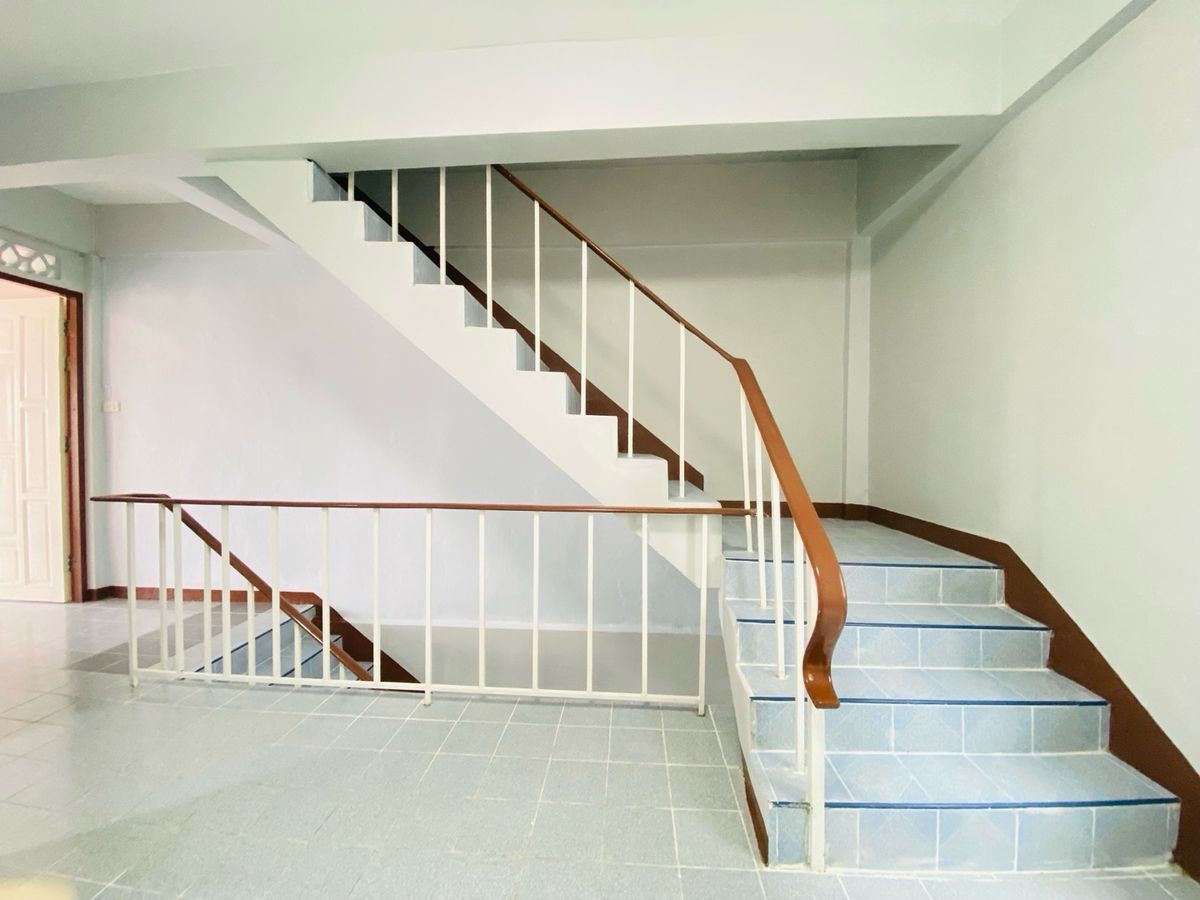 ขายทาวน์โฮมนนทบุรี บางใหญ่ บางบัวทอง : ตึก 4.5 ชั้น ซอยบางกร่าง50 นนทบุรีเดินทางสะดวก เข้าซอยเพียง 50 เมตร ทำเลดีมาก เหมาะทั้งอยู่อาศัยและทำธุรกิจ