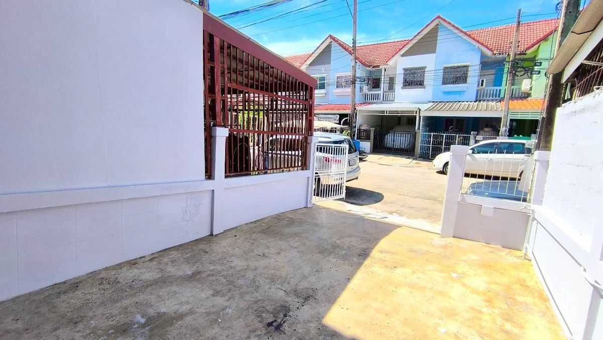 For SaleTownhomePathum Thani,Rangsit, Thammasat : Selling a new renovated townhouse, cheap price Liab Khlong Sam Road, Khlong Sam Subdistrict, Khlong Luang District, Pathum Thani, near Sarasas Witaed School, Khlong Luang Near Dhammakaya Temple