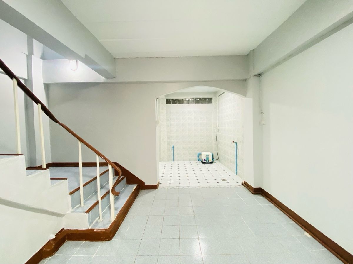 ขายทาวน์โฮมนนทบุรี บางใหญ่ บางบัวทอง : ตึก 4.5 ชั้น ซอยบางกร่าง50 นนทบุรีเดินทางสะดวก เข้าซอยเพียง 50 เมตร ทำเลดีมาก เหมาะทั้งอยู่อาศัยและทำธุรกิจ