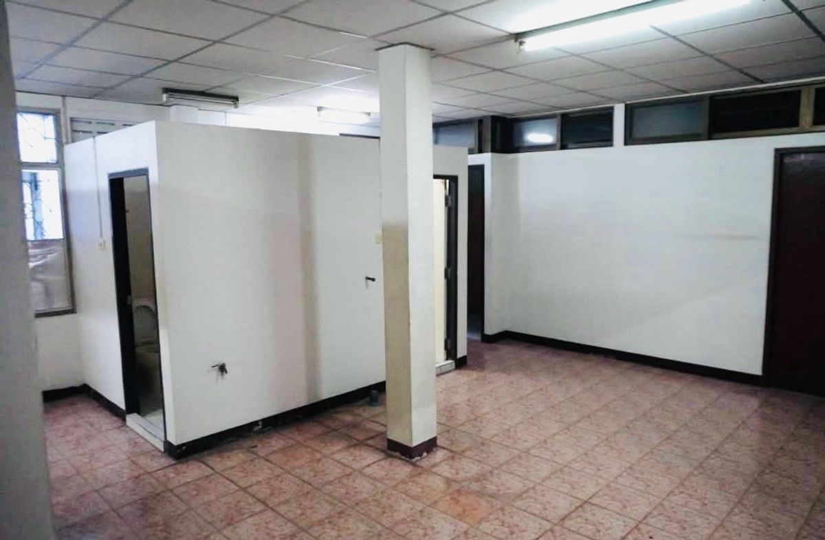 For RentShop HouseSukhumvit, Asoke, Thonglor : For Rent - Commercial Building Ekkamai - Sukhumvit Near BTS Ekkamai Station and Surround with Luxury Residences and Community Mall | Comfortable Transport by BTS WAY Or Can Walk