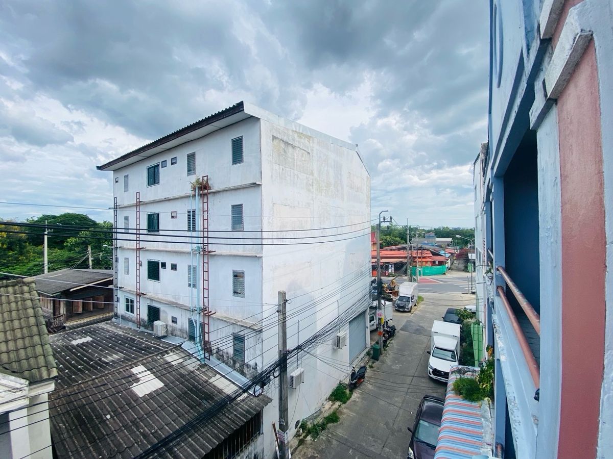 ขายทาวน์โฮมนนทบุรี บางใหญ่ บางบัวทอง : ตึก 4.5 ชั้น ซอยบางกร่าง50 นนทบุรีเดินทางสะดวก เข้าซอยเพียง 50 เมตร ทำเลดีมาก เหมาะทั้งอยู่อาศัยและทำธุรกิจ