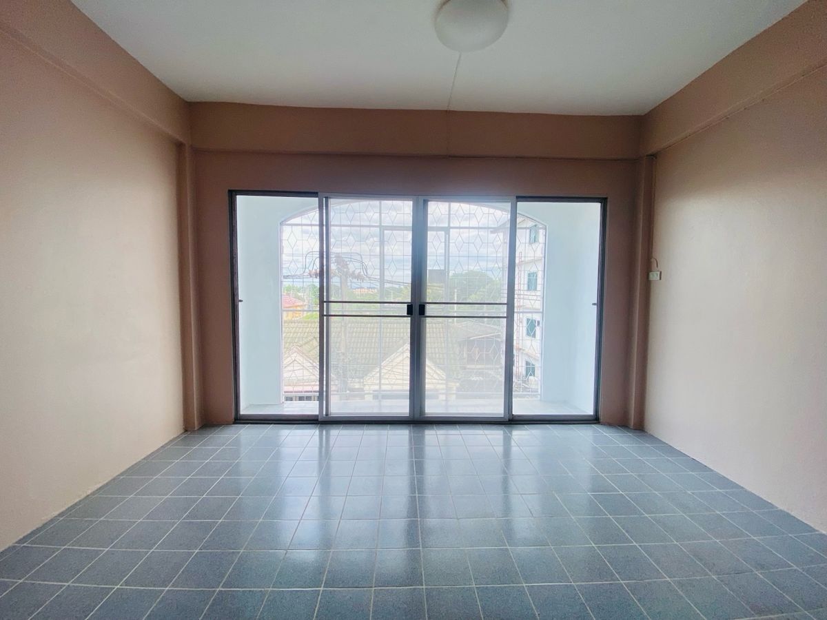 ขายทาวน์โฮมนนทบุรี บางใหญ่ บางบัวทอง : ตึก 4.5 ชั้น ซอยบางกร่าง50 นนทบุรีเดินทางสะดวก เข้าซอยเพียง 50 เมตร ทำเลดีมาก เหมาะทั้งอยู่อาศัยและทำธุรกิจ