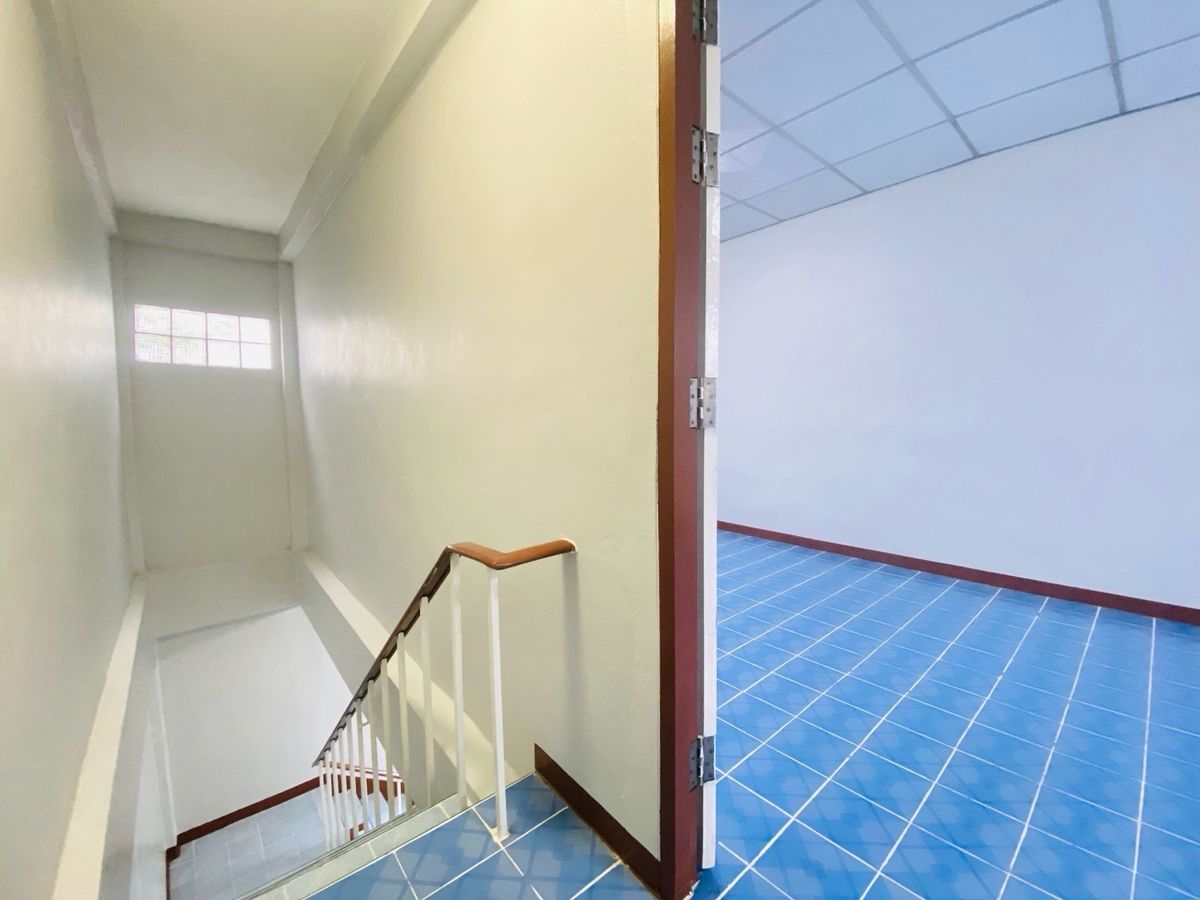 ขายทาวน์โฮมนนทบุรี บางใหญ่ บางบัวทอง : ตึก 4.5 ชั้น ซอยบางกร่าง50 นนทบุรีเดินทางสะดวก เข้าซอยเพียง 50 เมตร ทำเลดีมาก เหมาะทั้งอยู่อาศัยและทำธุรกิจ