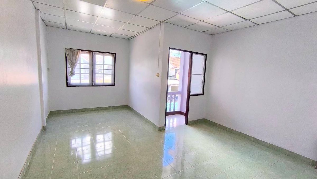 For SaleTownhomePathum Thani,Rangsit, Thammasat : Selling a new renovated townhouse, cheap price Liab Khlong Sam Road, Khlong Sam Subdistrict, Khlong Luang District, Pathum Thani, near Sarasas Witaed School, Khlong Luang Near Dhammakaya Temple