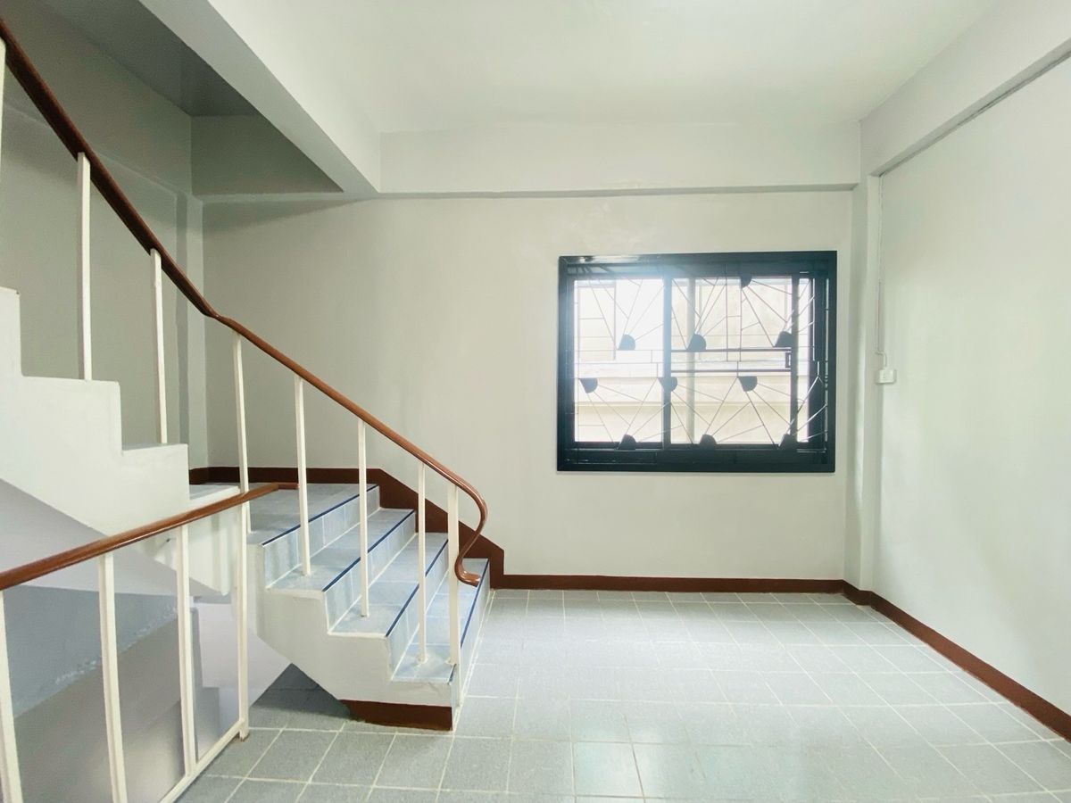 ขายทาวน์โฮมนนทบุรี บางใหญ่ บางบัวทอง : ตึก 4.5 ชั้น ซอยบางกร่าง50 นนทบุรีเดินทางสะดวก เข้าซอยเพียง 50 เมตร ทำเลดีมาก เหมาะทั้งอยู่อาศัยและทำธุรกิจ