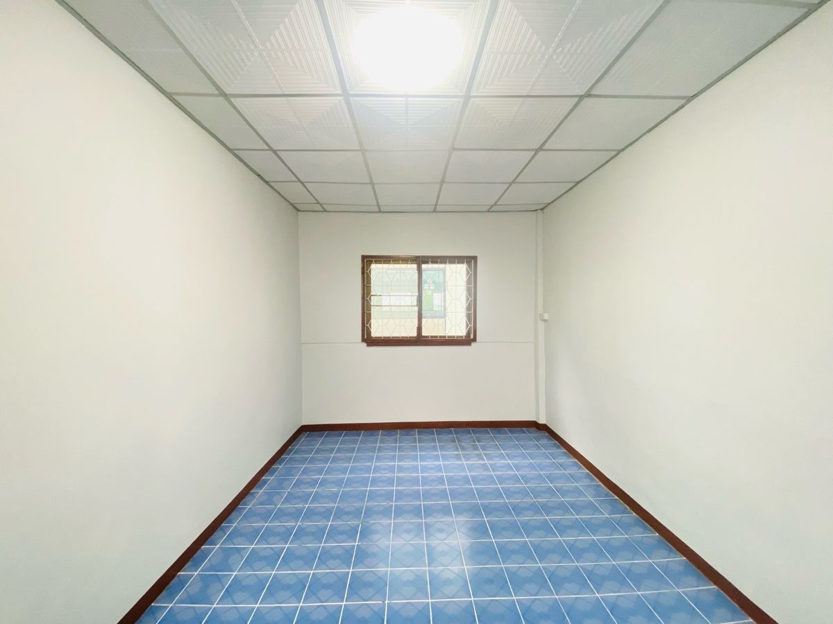 ขายทาวน์โฮมนนทบุรี บางใหญ่ บางบัวทอง : ตึก 4.5 ชั้น ซอยบางกร่าง50 นนทบุรีเดินทางสะดวก เข้าซอยเพียง 50 เมตร ทำเลดีมาก เหมาะทั้งอยู่อาศัยและทำธุรกิจ