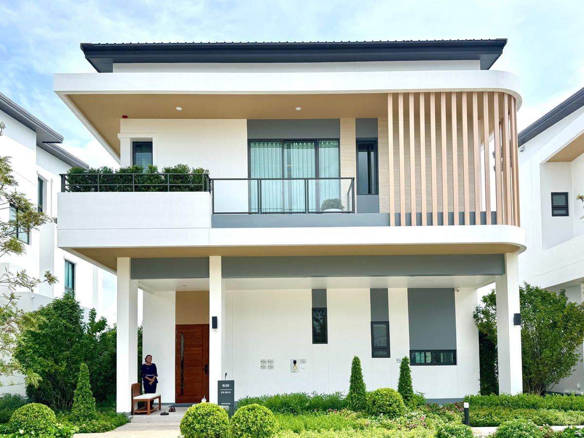 For SaleHousePattanakan, Srinakarin : (SALE) Ban Ninya, Krungthep - Motorway, 3 -story detached house, Type Bliss (M) size 275 sq.m., 5 bedrooms, 6 water, parking 📞 Call 065-2614622 Tammy