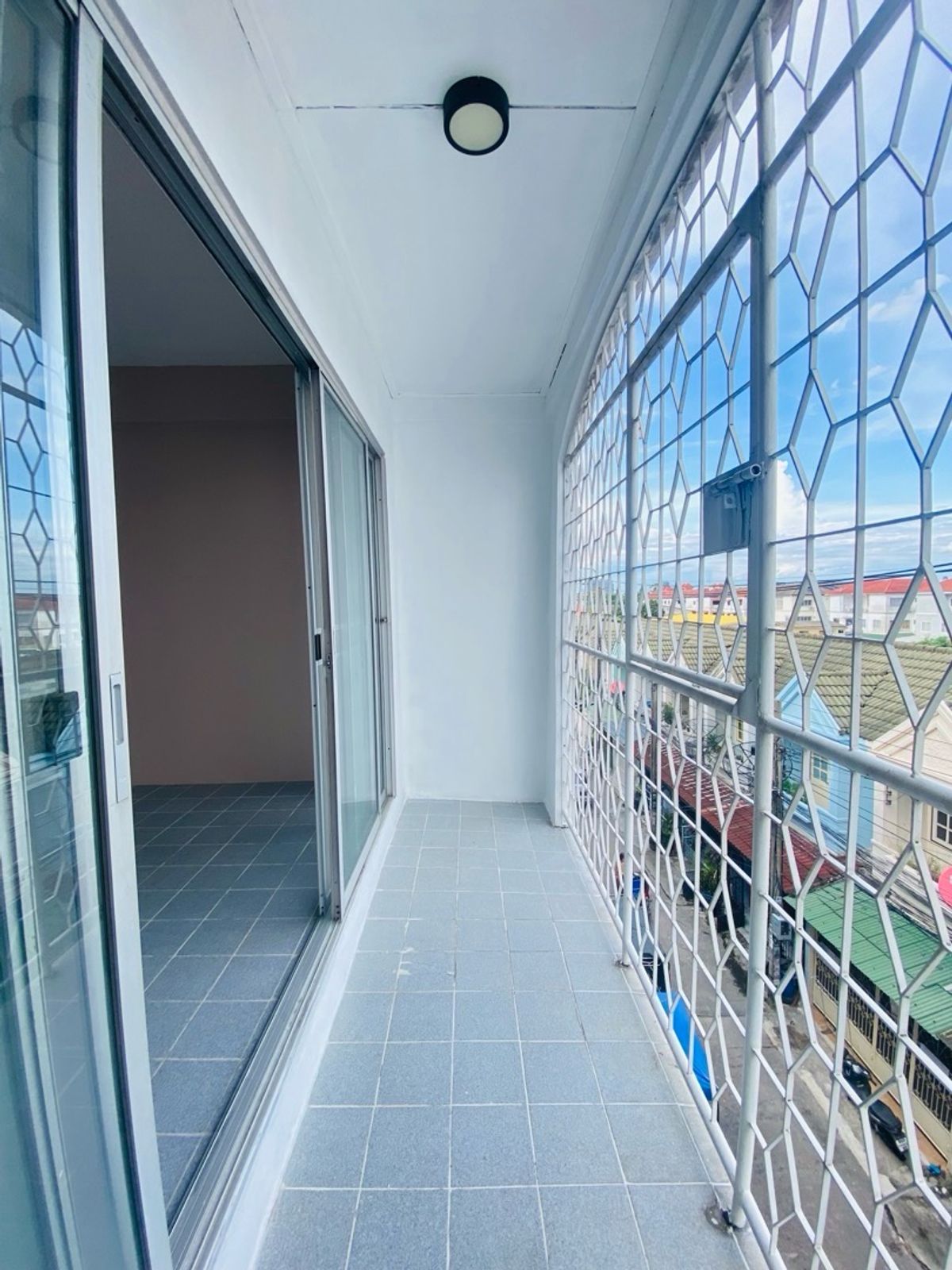 ขายทาวน์โฮมนนทบุรี บางใหญ่ บางบัวทอง : ตึก 4.5 ชั้น ซอยบางกร่าง50 นนทบุรีเดินทางสะดวก เข้าซอยเพียง 50 เมตร ทำเลดีมาก เหมาะทั้งอยู่อาศัยและทำธุรกิจ