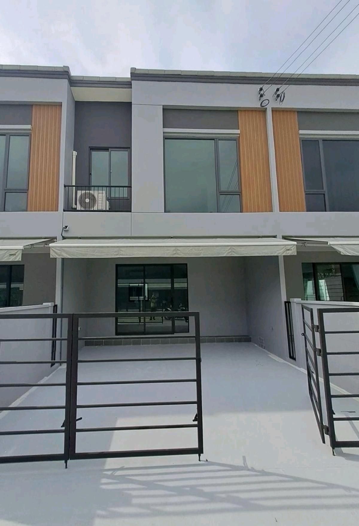 ให้เช่าทาวน์โฮมบางนา แบริ่ง ลาซาล : 🏡 ให้เช่า ทาวน์โฮม พลีโน่ สุขุมวิท–บางนา 2
✨ ทำเลทอง ใกล้เมกาบางนา & ทางด่วน
🛏️ 3 ห้องนอน 2 ห้องน้ำ17 ตร.วา
พื้นที่ใช้สอย 106ตร.ม.
🏠 ทาวน์โฮม 2 ชั้น ตกแต่งครบ พร้อมเข้าอยู่