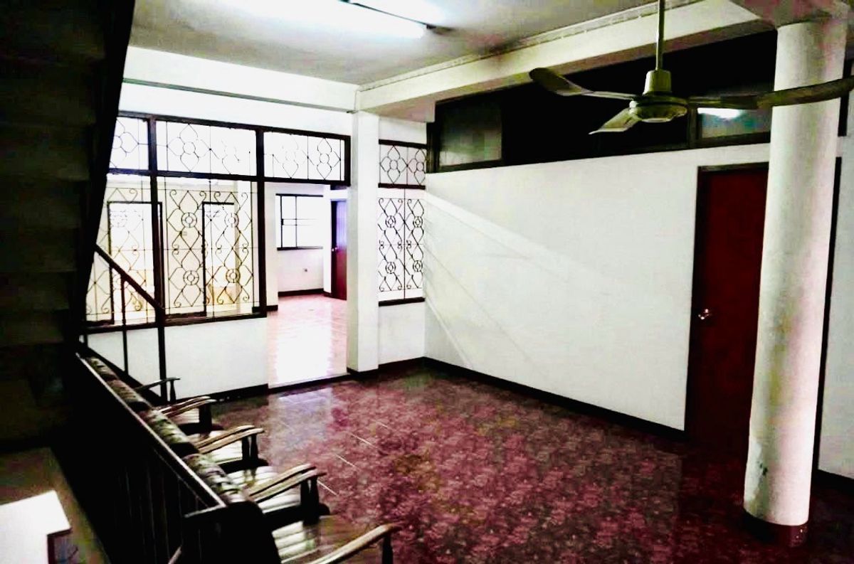 For RentShop HouseSukhumvit, Asoke, Thonglor : For Rent - Commercial Building Ekkamai - Sukhumvit Near BTS Ekkamai Station and Surround with Luxury Residences and Community Mall | Comfortable Transport by BTS WAY Or Can Walk