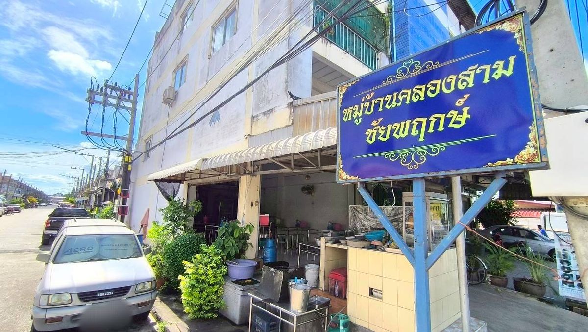 For SaleTownhomePathum Thani,Rangsit, Thammasat : Selling a new renovated townhouse, cheap price Liab Khlong Sam Road, Khlong Sam Subdistrict, Khlong Luang District, Pathum Thani, near Sarasas Witaed School, Khlong Luang Near Dhammakaya Temple