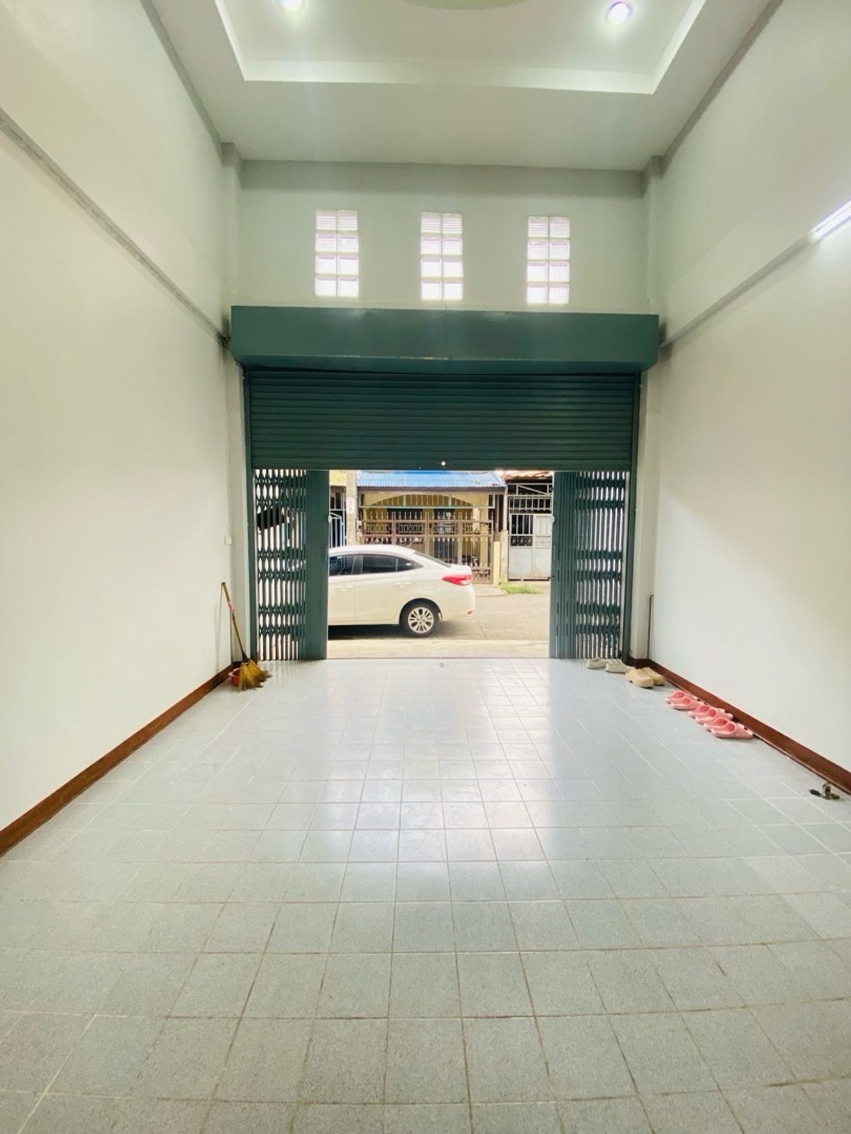 ขายทาวน์โฮมนนทบุรี บางใหญ่ บางบัวทอง : ตึก 4.5 ชั้น ซอยบางกร่าง50 นนทบุรีเดินทางสะดวก เข้าซอยเพียง 50 เมตร ทำเลดีมาก เหมาะทั้งอยู่อาศัยและทำธุรกิจ