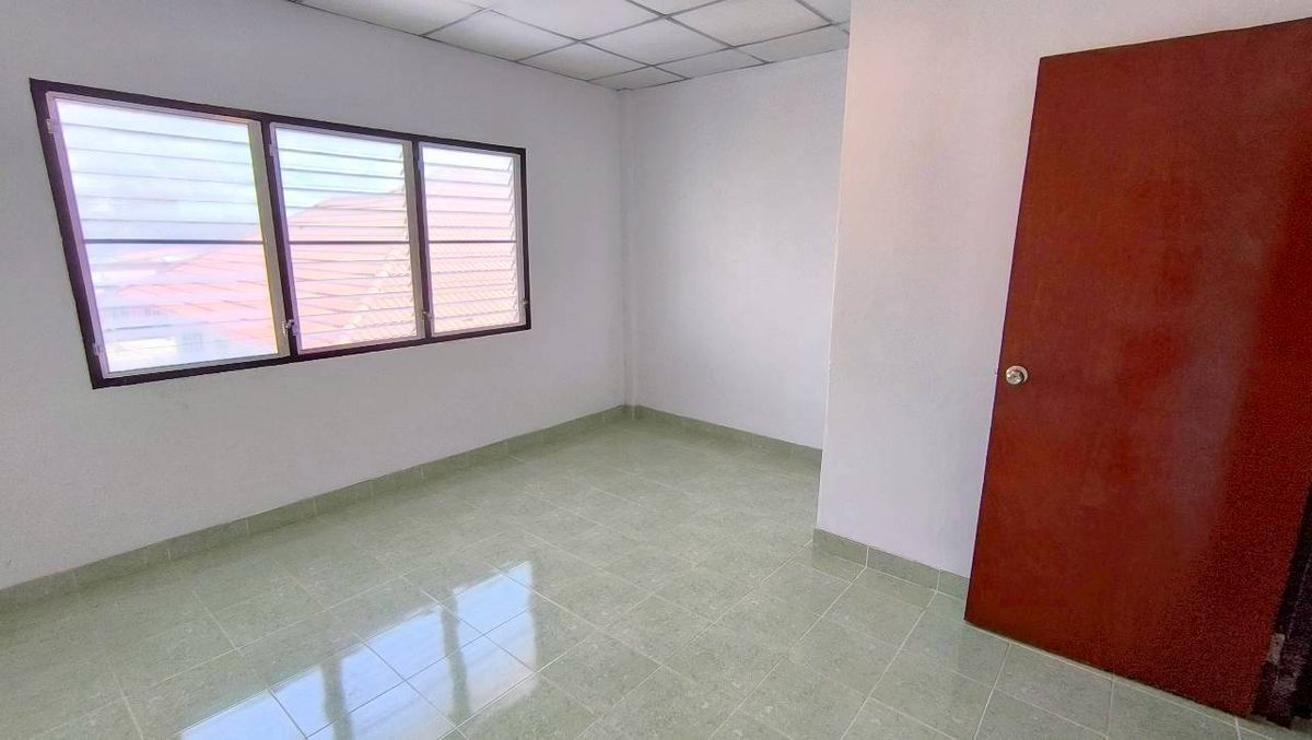 For SaleTownhomePathum Thani,Rangsit, Thammasat : Selling a new renovated townhouse, cheap price Liab Khlong Sam Road, Khlong Sam Subdistrict, Khlong Luang District, Pathum Thani, near Sarasas Witaed School, Khlong Luang Near Dhammakaya Temple