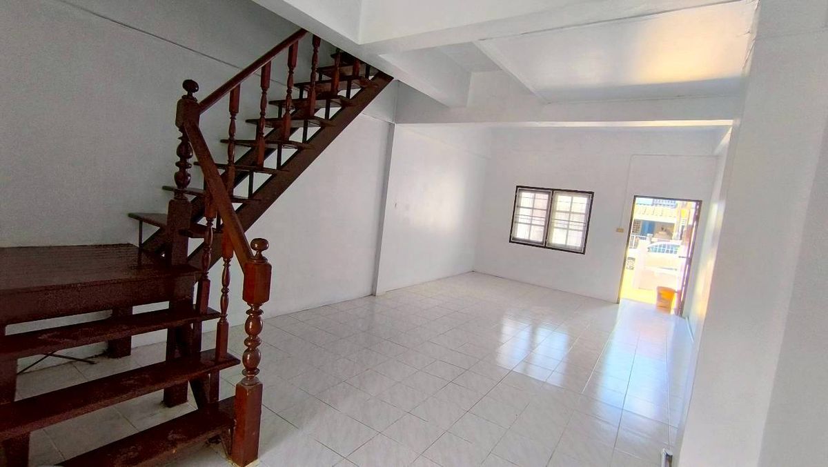 For SaleTownhomePathum Thani,Rangsit, Thammasat : Selling a new renovated townhouse, cheap price Liab Khlong Sam Road, Khlong Sam Subdistrict, Khlong Luang District, Pathum Thani, near Sarasas Witaed School, Khlong Luang Near Dhammakaya Temple