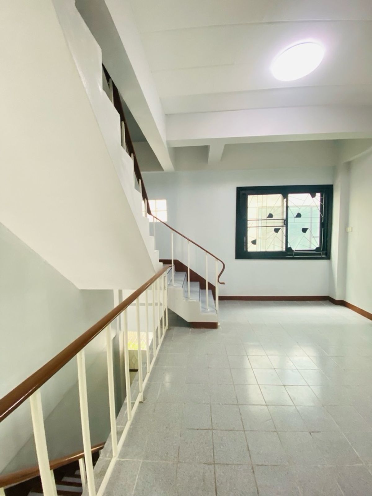 ขายทาวน์โฮมนนทบุรี บางใหญ่ บางบัวทอง : ตึก 4.5 ชั้น ซอยบางกร่าง50 นนทบุรีเดินทางสะดวก เข้าซอยเพียง 50 เมตร ทำเลดีมาก เหมาะทั้งอยู่อาศัยและทำธุรกิจ