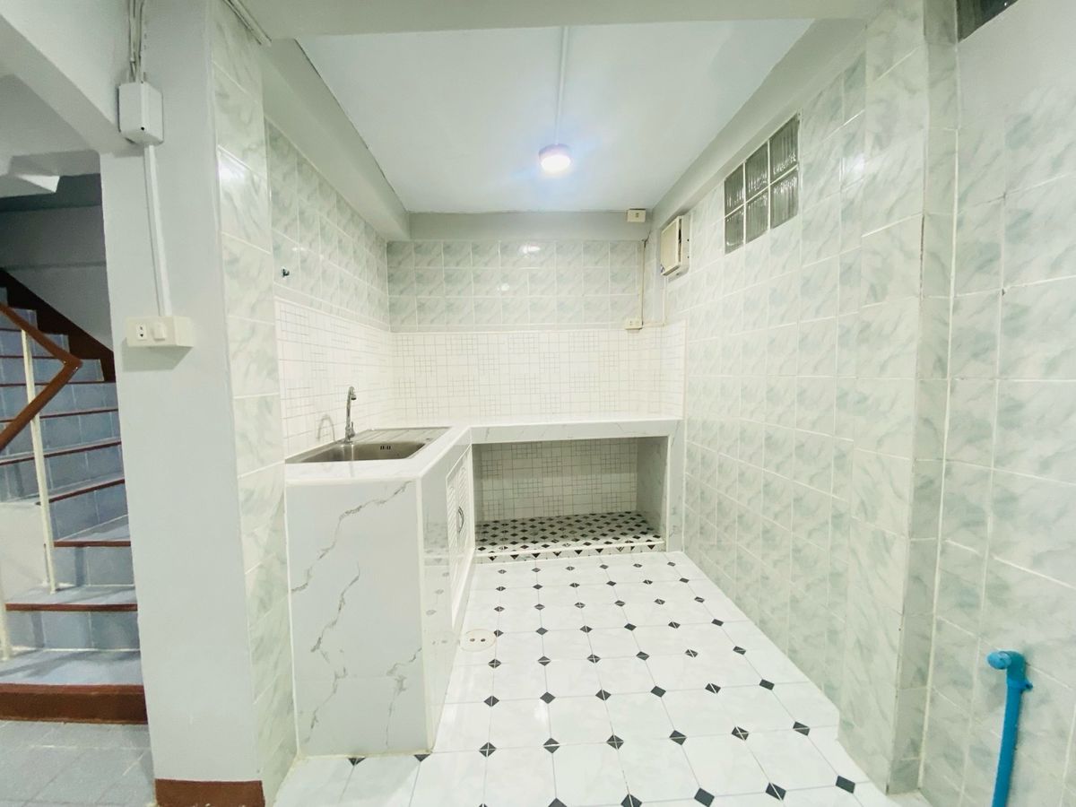 ขายทาวน์โฮมนนทบุรี บางใหญ่ บางบัวทอง : ตึก 4.5 ชั้น ซอยบางกร่าง50 นนทบุรีเดินทางสะดวก เข้าซอยเพียง 50 เมตร ทำเลดีมาก เหมาะทั้งอยู่อาศัยและทำธุรกิจ