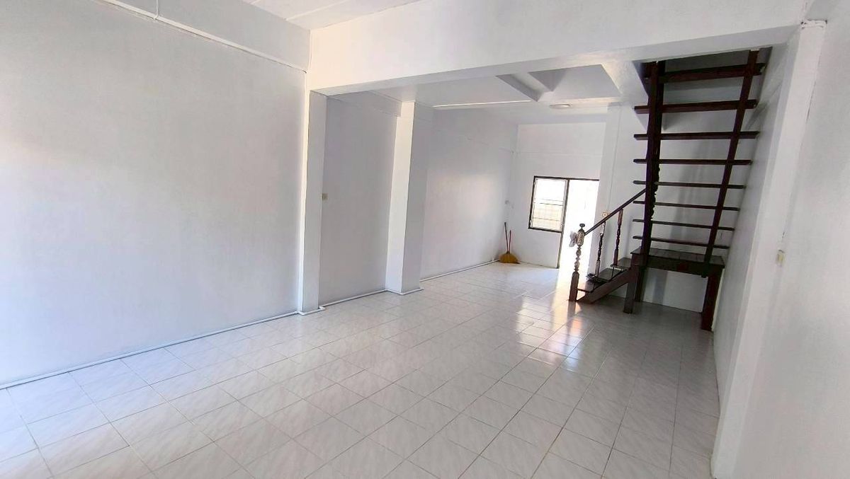 For SaleTownhomePathum Thani,Rangsit, Thammasat : Selling a new renovated townhouse, cheap price Liab Khlong Sam Road, Khlong Sam Subdistrict, Khlong Luang District, Pathum Thani, near Sarasas Witaed School, Khlong Luang Near Dhammakaya Temple
