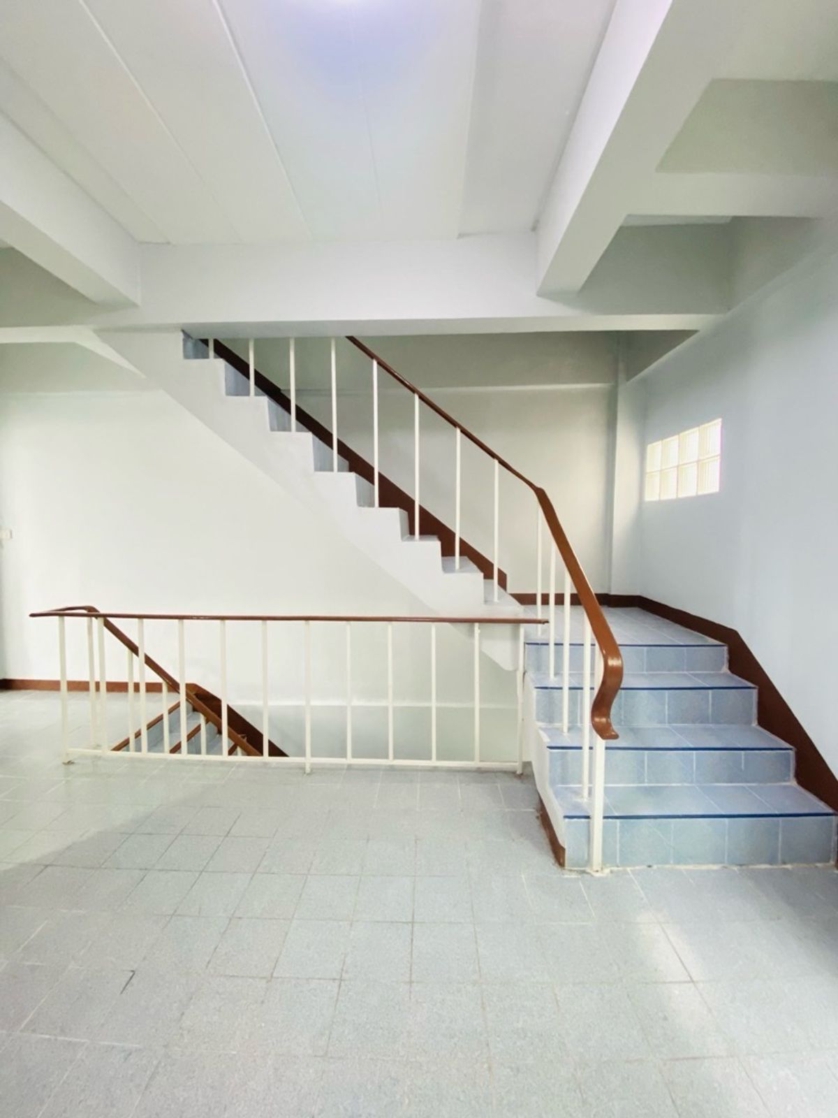 ขายทาวน์โฮมนนทบุรี บางใหญ่ บางบัวทอง : ตึก 4.5 ชั้น ซอยบางกร่าง50 นนทบุรีเดินทางสะดวก เข้าซอยเพียง 50 เมตร ทำเลดีมาก เหมาะทั้งอยู่อาศัยและทำธุรกิจ