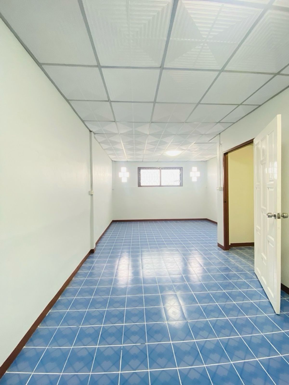 ขายทาวน์โฮมนนทบุรี บางใหญ่ บางบัวทอง : ตึก 4.5 ชั้น ซอยบางกร่าง50 นนทบุรีเดินทางสะดวก เข้าซอยเพียง 50 เมตร ทำเลดีมาก เหมาะทั้งอยู่อาศัยและทำธุรกิจ