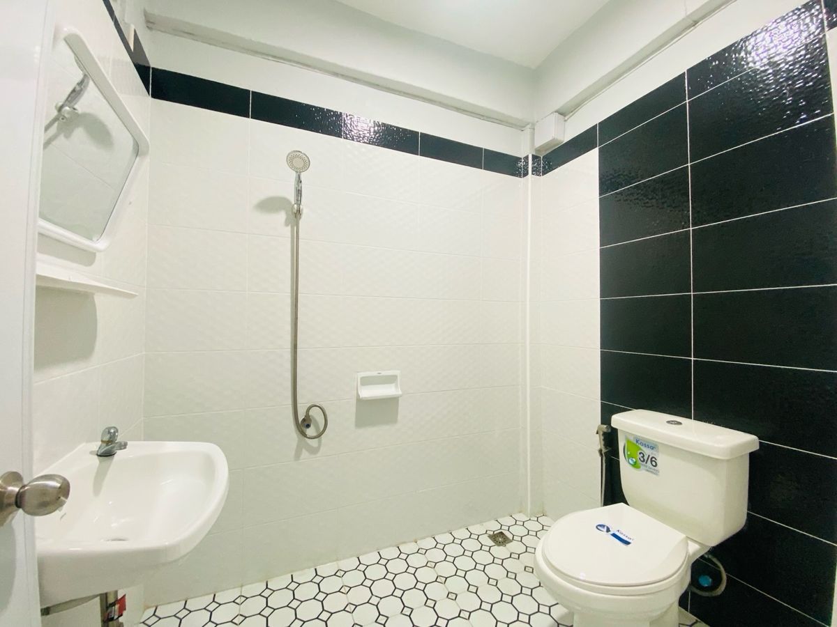 ขายทาวน์โฮมนนทบุรี บางใหญ่ บางบัวทอง : ตึก 4.5 ชั้น ซอยบางกร่าง50 นนทบุรีเดินทางสะดวก เข้าซอยเพียง 50 เมตร ทำเลดีมาก เหมาะทั้งอยู่อาศัยและทำธุรกิจ