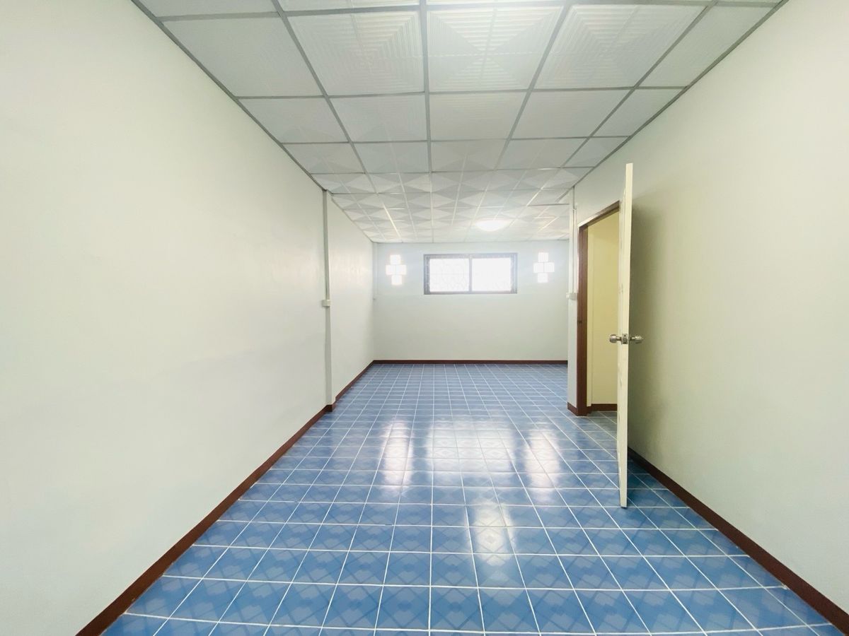 ขายทาวน์โฮมนนทบุรี บางใหญ่ บางบัวทอง : ตึก 4.5 ชั้น ซอยบางกร่าง50 นนทบุรีเดินทางสะดวก เข้าซอยเพียง 50 เมตร ทำเลดีมาก เหมาะทั้งอยู่อาศัยและทำธุรกิจ