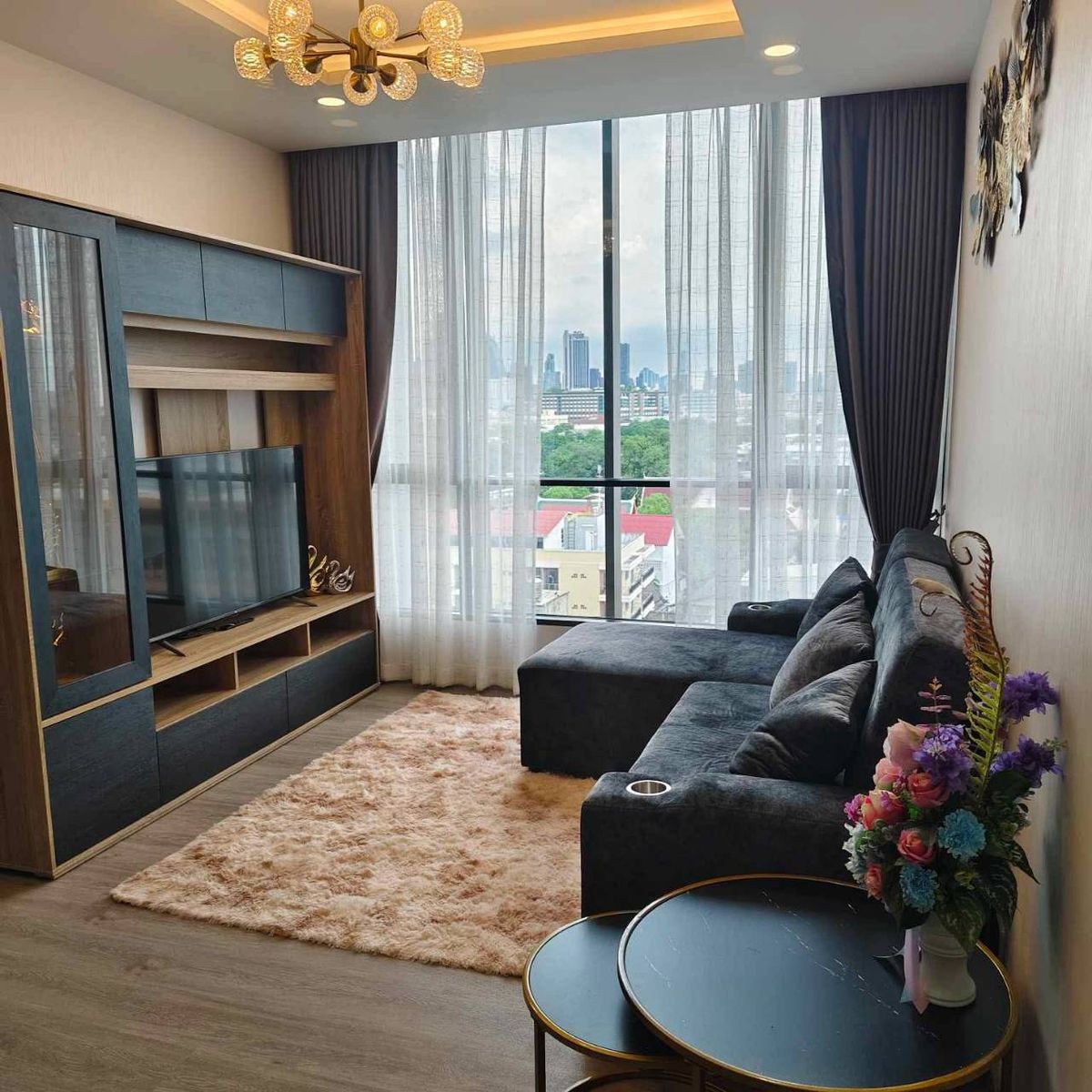 For RentCondoRama 8, Samsen, Ratchawat : Convenient travel, close to Srirat Expressway, only 1 km.* and close to BTS Sanam Pao, approximately 2.8 km.*