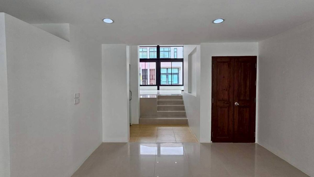 ขายโฮมออฟฟิศเลียบทางด่วนรามอินทรา : ขายโฮมออฟฟิศ 4 ชั้น เดอะ ฮาบิแทท ศรีวรา ทาวน์อินทาวน์ 25 ตร.วา พื้นที่ใช้สอย 300 ตร.ม. 4 ห้องนอน 4 ห้องน้ำ ขาย 13.75 ลบ.*