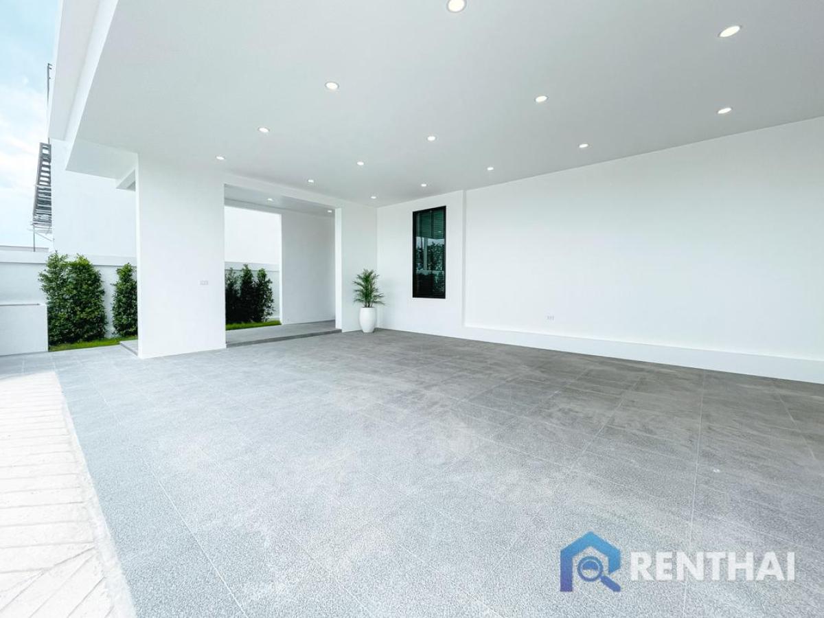 For SaleHousePattaya, Bangsaen, Chonburi : Stunning Luxury Home with Private Pool