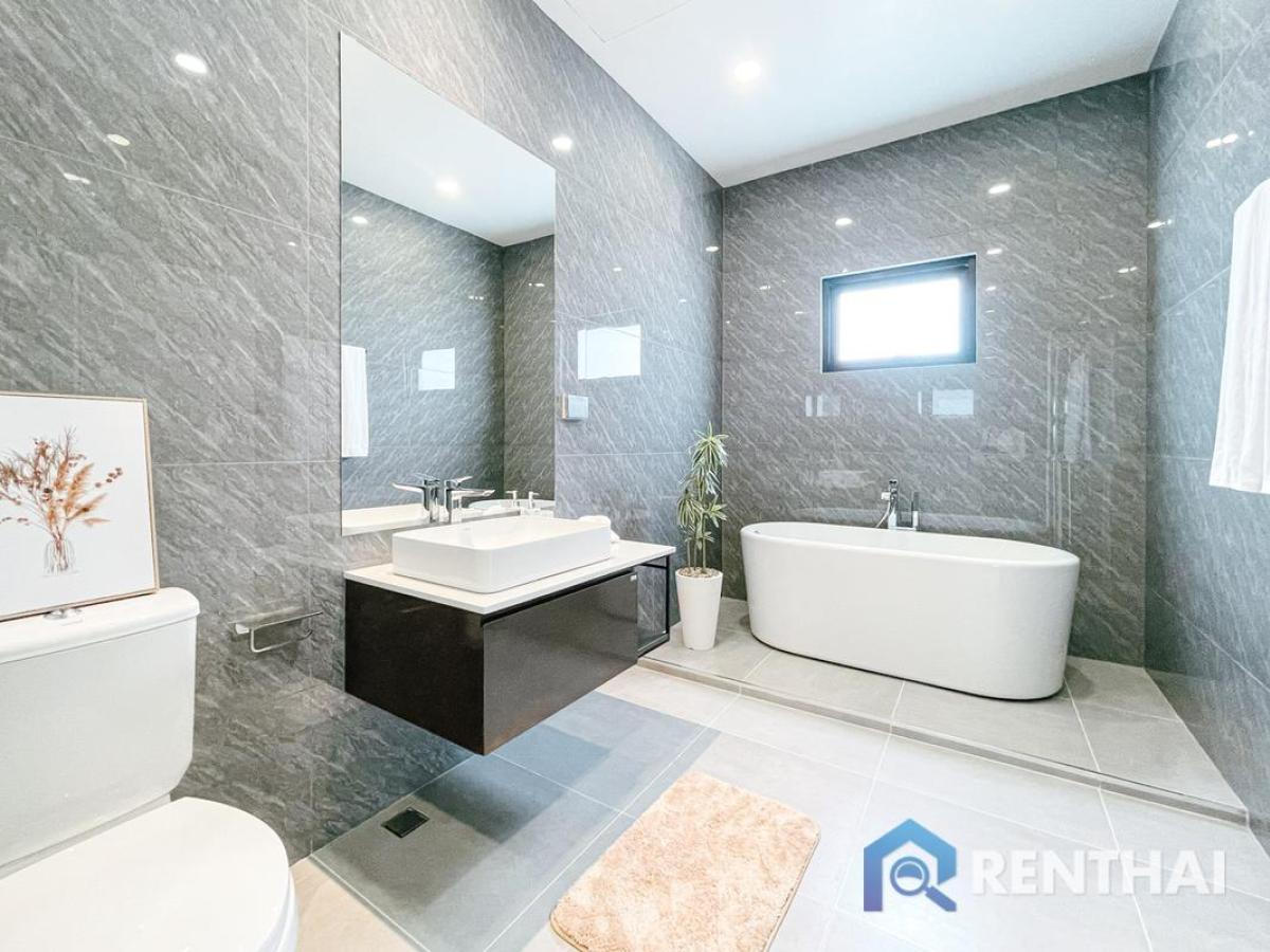 For SaleHousePattaya, Bangsaen, Chonburi : Stunning Luxury Home with Private Pool