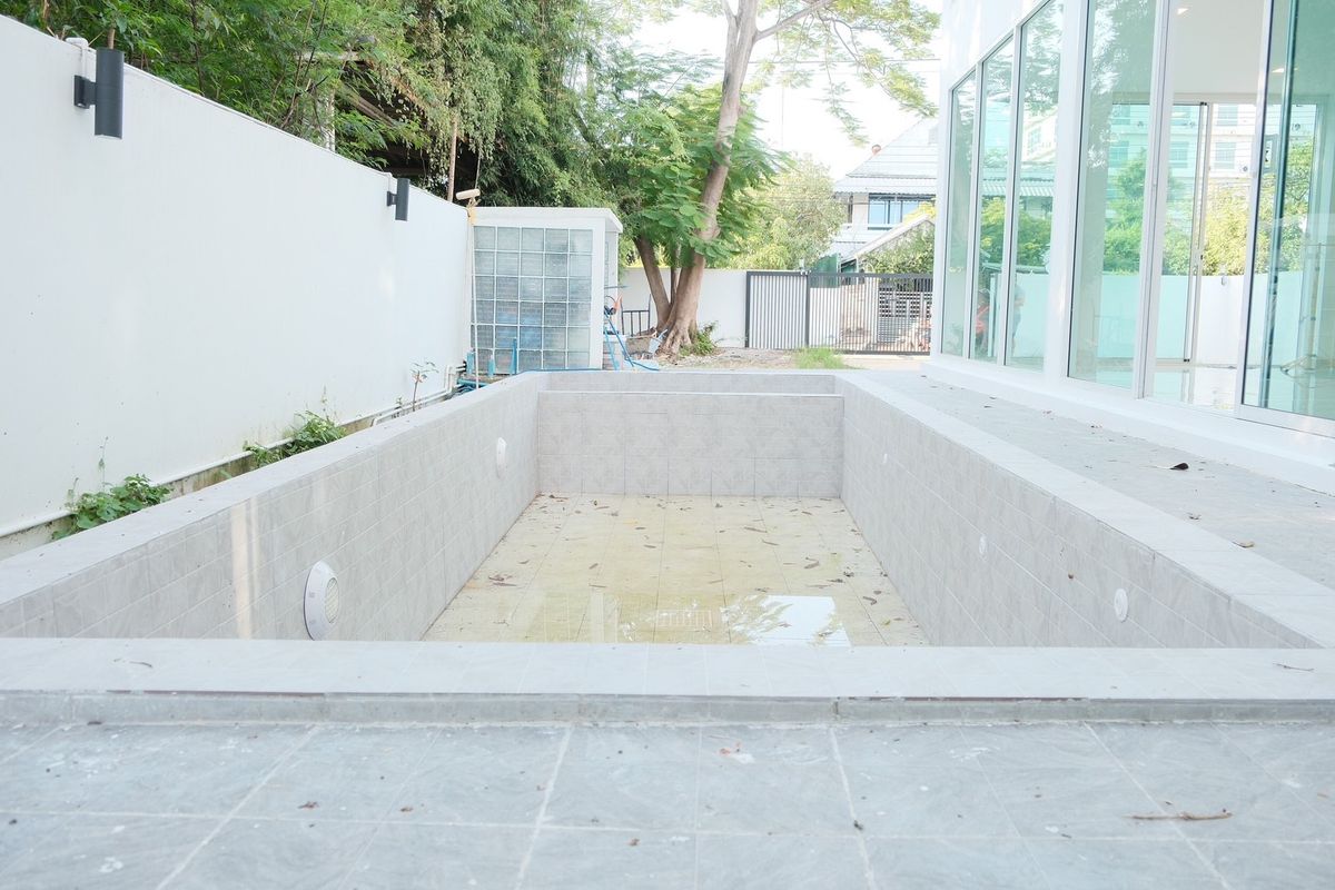 ขายปทุมธานี รังสิต ธรรมศาสตร์ : ขายหมู่บ้านเมืองเอก บ้านเดี่ยวพูลวิลล่า 105 ตรว. ในโครงการเมืองเอก มหาวิทยาลัยรังสิต ปลูกสร้างเอง ด้วยวัสดุ คุณภาพสูงพร้อมสระว่ายน้ำส่วนตัว  