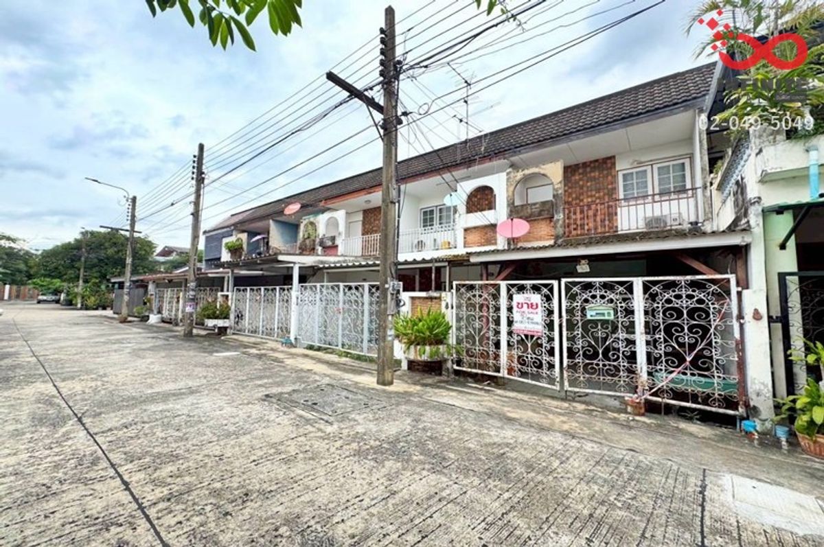 For SaleTownhomeSapankwai,Jatujak : 2 -story townhouse for sale in Chatuchak Ratchadaphisek 42, near MRT, Ratchayothin, cheap price