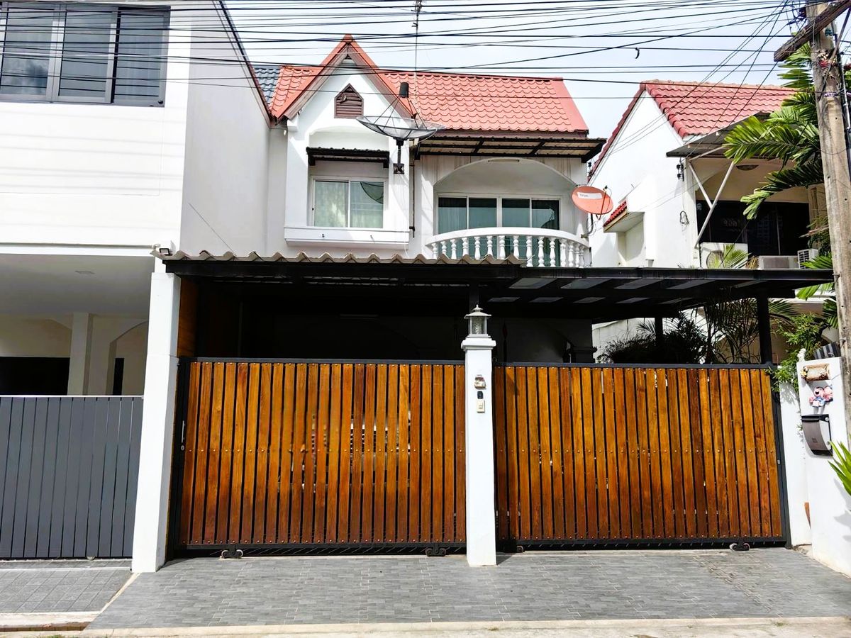 ขายทาวน์โฮมนวมินทร์ รามอินทรา : ทาวน์โฮม 2 ชั้น  39 ตร.ว. ทำเลดี เดินทางสะดวก ใกล้แฟชั่นไอส์แลนด์ 
