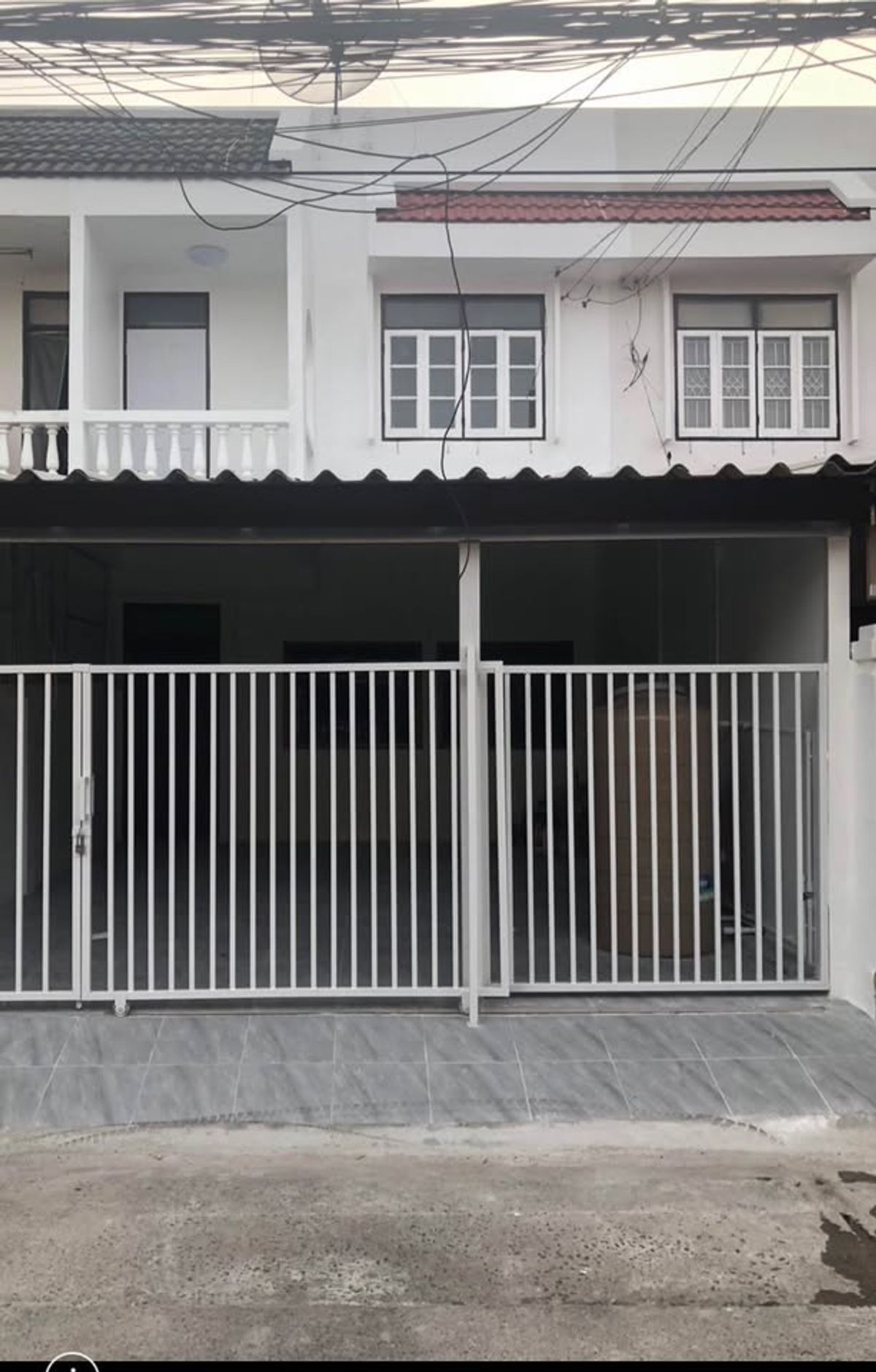 For RentTownhomeRatchadapisek, Huaikwang, Suttisan : Rent a 2 -story townhome, renovated, both behind Suthisar Air Furniture. There are 3 bedrooms, 2 bathrooms. Rental price 24,000 baht per month